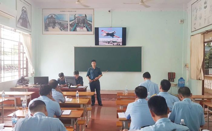 Thượng sĩ Phan Đăng Hoàng Long bảo vệ đề tài trước Tiểu ban Khoa học.