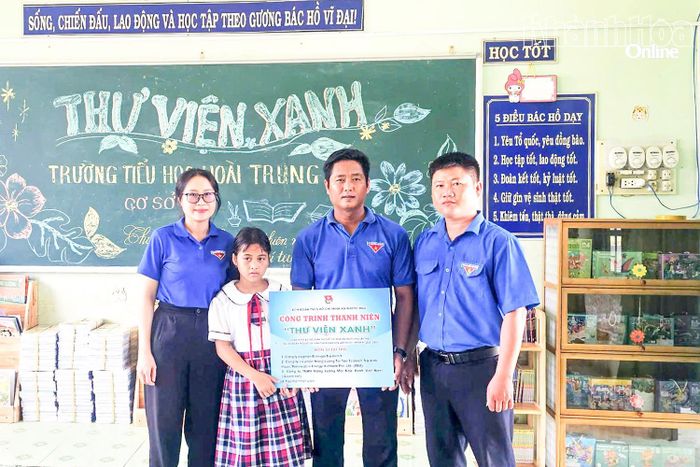 Đoàn xã Phước Hữu trao bảng tượng trưng công trình thanh niên "Thư viện xanh" cho Trường Tiểu học Hoài Trung - Điểm trường thôn Tà Dương.