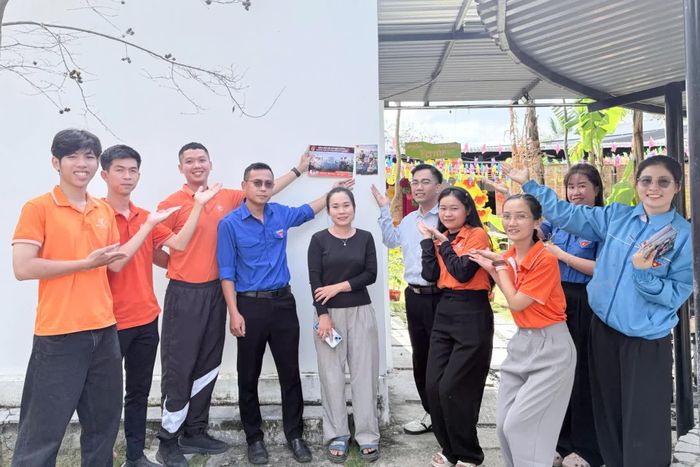 Đoàn xã Vạn Hưng lắp đặt bảng mã QR "Phủ xanh số Vạn Hưng" tại các điểm dịch vụ, du lịch.