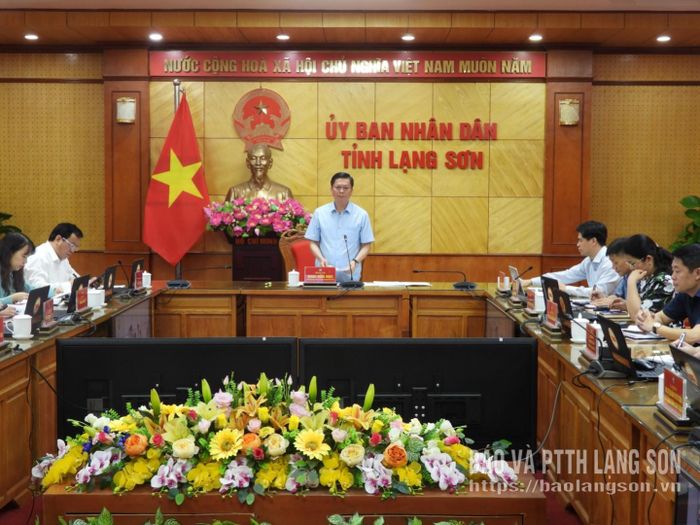 Đồng chí Đinh Hữu Học, Ủy viên Ban Thường vụ Tỉnh ủy, Phó Chủ tịch Thường trực UBND tỉnh phát biểu kết luận cuộc họp