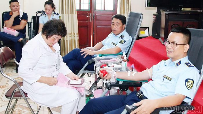 Cán bộ, công chức tích cực tham gia hiến máu tình nguyện, góp phần bảo đảm nguồn máu phục vụ công tác cấp cứu và điều trị tại các bệnh viện.