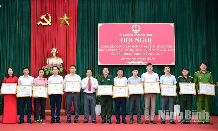 Lãnh đạo xã Bình Minh trao thưởng cho các tập thể có thành tích xuất sắc trong công tác bầu cử đại biểu Quốc hội khóa XVI và đại biểu HĐND các cấp, nhiệm kỳ 2026-2031 trên địa bàn.