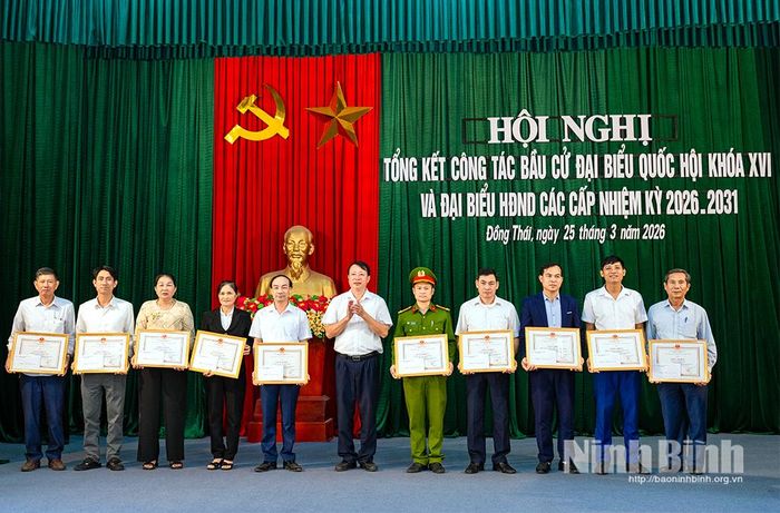 Lãnh đạo xã Đồng Thái trao thưởng cho các tập thể có thành tích xuất sắc trong công tác bầu cử đại biểu Quốc hội khóa XVI và đại biểu HĐND các cấp, nhiệm kỳ 2026-2031 trên địa bàn.