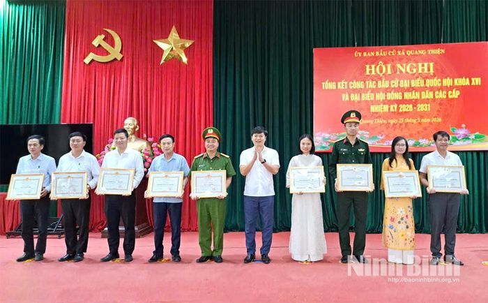 Lãnh đạo xã Quang Thiện trao thưởng cho các tập thể, cá nhân có thành tích xuất sắc trong công tác bầu cử đại biểu Quốc hội khóa XVI và đại biểu HĐND các cấp, nhiệm kỳ 2026-2031 trên địa bàn.