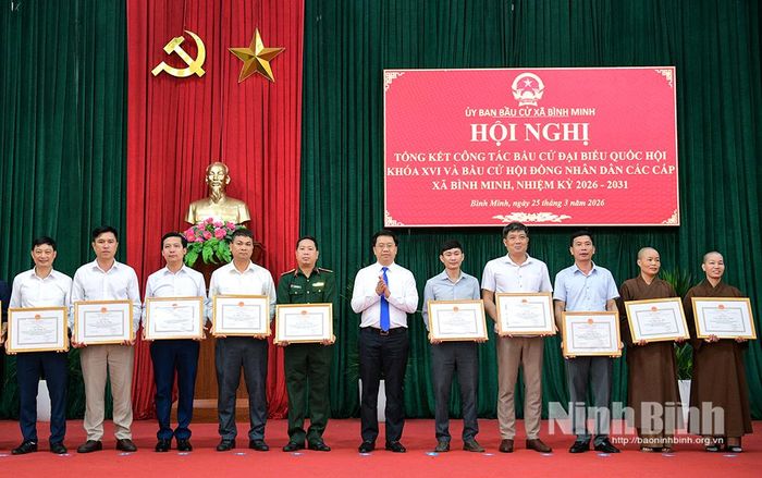 Lãnh đạo xã Bình Minh trao thưởng cho các cá nhân có thành tích xuất sắc trong công tác bầu cử đại biểu Quốc hội khóa XVI và đại biểu HĐND các cấp, nhiệm kỳ 2026-2031 trên địa bàn.