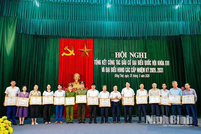 Lãnh đạo xã Đồng Thái trao thưởng cho các cá nhân có thành tích xuất sắc trong công tác bầu cử đại biểu Quốc hội khóa XVI và đại biểu HĐND các cấp, nhiệm kỳ 2026-2031 trên địa bàn.