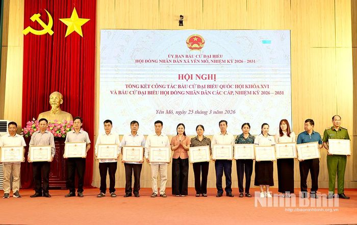 Lãnh đạo xã Yên Mô trao thưởng cho các tập thể có thành tích xuất sắc trong công tác bầu cử đại biểu Quốc hội khóa XVI và đại biểu HĐND các cấp, nhiệm kỳ 2026-2031 trên địa bàn.