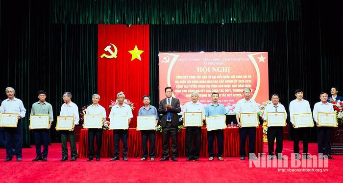 Lãnh đạo xã Phát Diệm khen thưởng các cá nhân có thành tích xuất sắc trong công tác bầu cử.