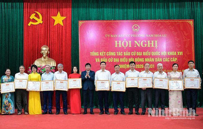 Lãnh đạo phường Nam Hoa Lư tặng Giấy khen cho các cá nhân có thành tích xuất sắc trong công tác bầu cử đại biểu Quốc hội và HĐND các cấp, nhiệm kỳ 2026 - 2031 trên địa bàn phường.