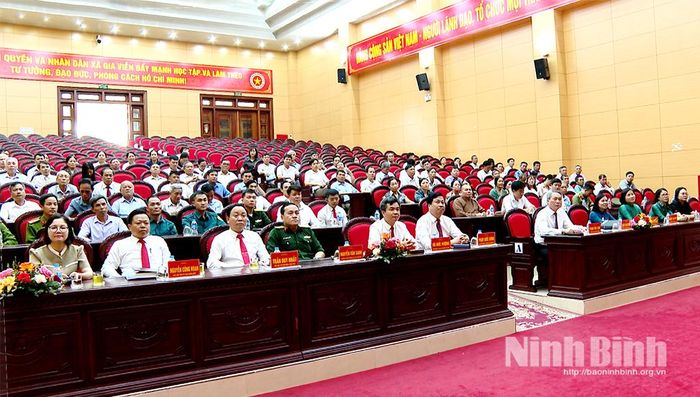 Các đại biểu dự hội nghị tổng kết công tác bầu cử trên địa bàn xã Gia Viễn.