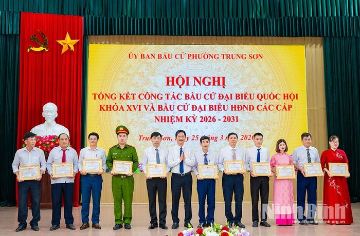 Lãnh đạo xã phường Trung Sơn trao thưởng cho các cá nhân có thành tích xuất sắc trong công tác bầu cử đại biểu Quốc hội khóa XVI và đại biểu HĐND các cấp, nhiệm kỳ 2026-2031 trên địa bàn.