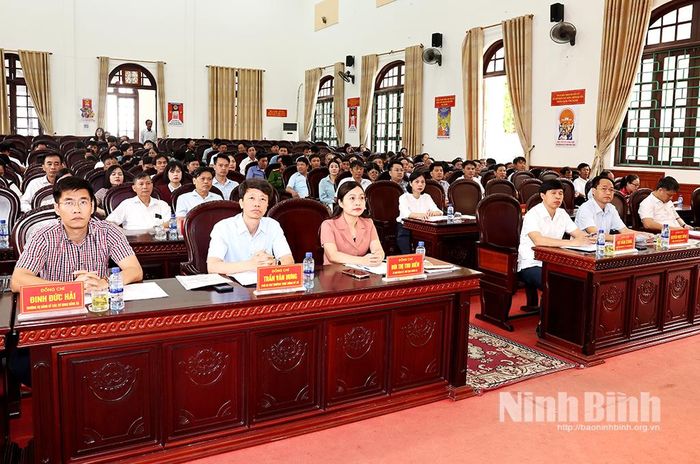 Các đại biểu dự hội nghị tổng kết công tác bầu cử tại xã Yên Mô.