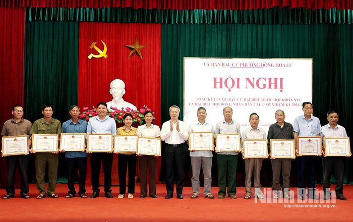 Lãnh đạo phường Đông Hoa Lư tặng Giấy khen cho các tập thể có thành tích xuất sắc trong công tác bầu cử đại biểu Quốc hội và HĐND các cấp, nhiệm kỳ 2026 - 2031 trên địa bàn phường.
