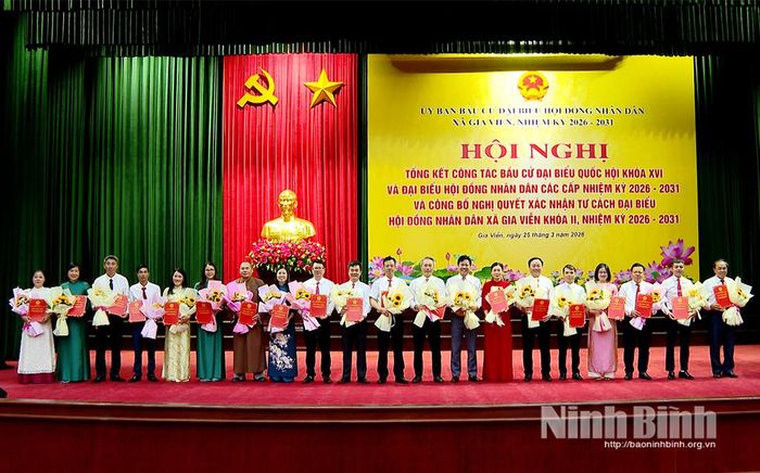 Lãnh đạo xã Gia Viễn trao Giấy xác nhận và tặng hoa cho 21 đại biểu HĐND xã khóa II, nhiệm kỳ 2026-2031.