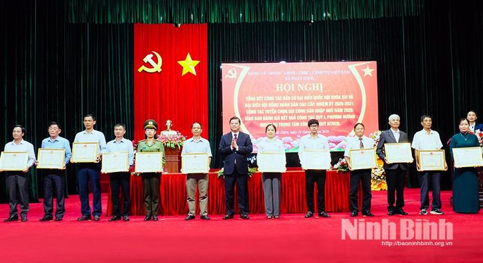 Lãnh đạo xã Phát Diệm khen thưởng các tập thể có thành tích xuất sắc trong công tác bầu cử.