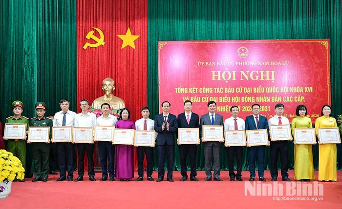 Lãnh đạo phường Nam Hoa Lư tặng Giấy khen cho các tập thể có thành tích xuất sắc trong công tác bầu cử đại biểu Quốc hội và HĐND các cấp, nhiệm kỳ 2026 - 2031 trên địa bàn phường.