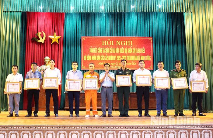 Lãnh đạo xã Ninh Cường trao Giấy khen cho các tập thể có thành tích xuất sắc trong công tác bầu cử.