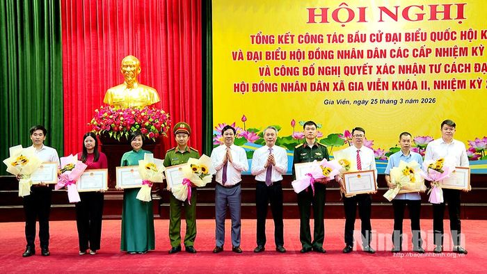 Khen thưởng cho các tập thể và cá nhân có thành tích xuất sắc trong công tác bầu cử.