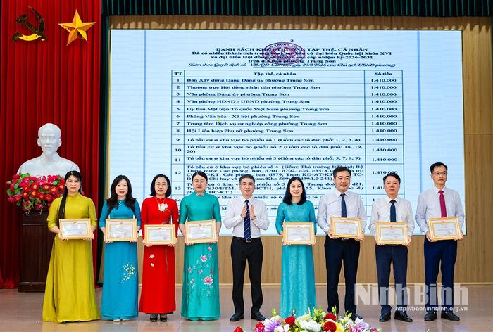 Lãnh đạo xã phường Trung Sơn trao thưởng cho các tập thể có thành tích xuất sắc trong công tác bầu cử đại biểu Quốc hội khóa XVI và đại biểu HĐND các cấp, nhiệm kỳ 2026-2031 trên địa bàn.