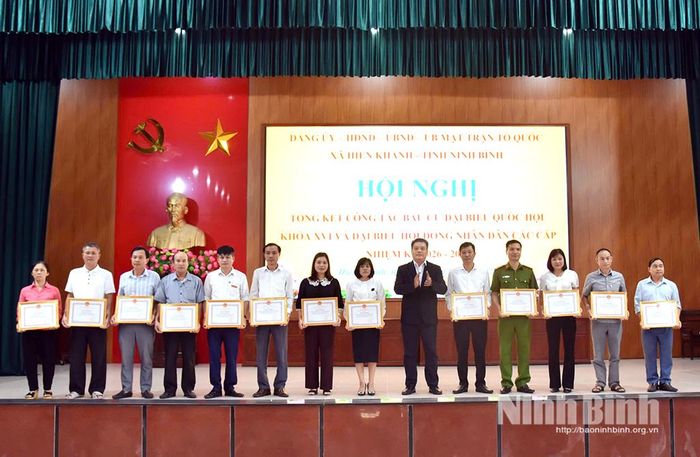 Lãnh đạo xã Hiển Khánh khen thưởng các tập thể, cá nhân có thánh tích trong công tác bầu cử đại biểu Quốc hội khóa XVI và đại biểu HĐND các cấp nhiệmkỳ 2026-2031.