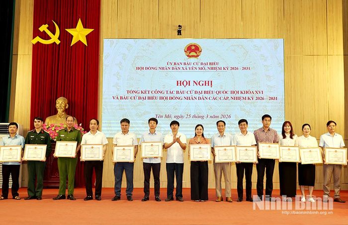 Lãnh đạo xã Yên Mô trao thưởng cho các cá nhân có thành tích xuất sắc trong công tác bầu cử đại biểu Quốc hội khóa XVI và đại biểu HĐND các cấp, nhiệm kỳ 2026-2031 trên địa bàn.