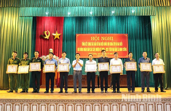 Lãnh đạo xã Ninh Cường trao Giấy khen cho các cá nhân có thành tích xuất sắc trong công tác bầu cử.