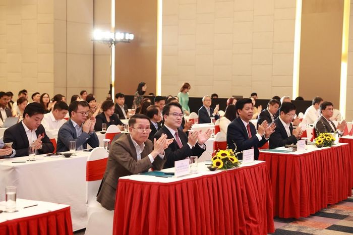 Thứ trưởng Bộ Tài chính Trần Quốc Phương, đại diện lãnh đạo các đơn vị, doanh nghiệp tham dự buổi lễ. Ảnh: Đức Thanh.