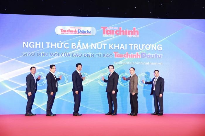 Thứ trưởng Bộ Tài chính Trần Quốc Phương và các đại biểu thực hiện nghi thức khai trương giao diện mới của báo điện tử Báo Tài chính - Đầu tư (thoibaotaichinhvietnam.vn). Ảnh: Đức Thanh.