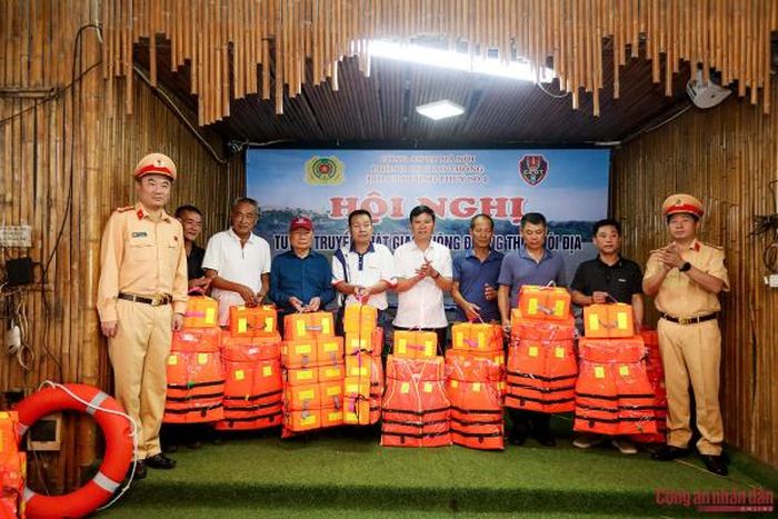 Đội Cảnh sát đường thủy số 2 trao tặng áo phao, dụng cụ nổi cho các bến khách ngang sông, dọc sông.