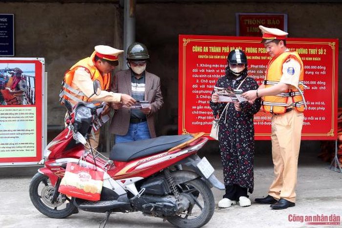 Cán bộ Cảnh sát đường thủy tuyên truyền về ATGT sông nước cho người dân.