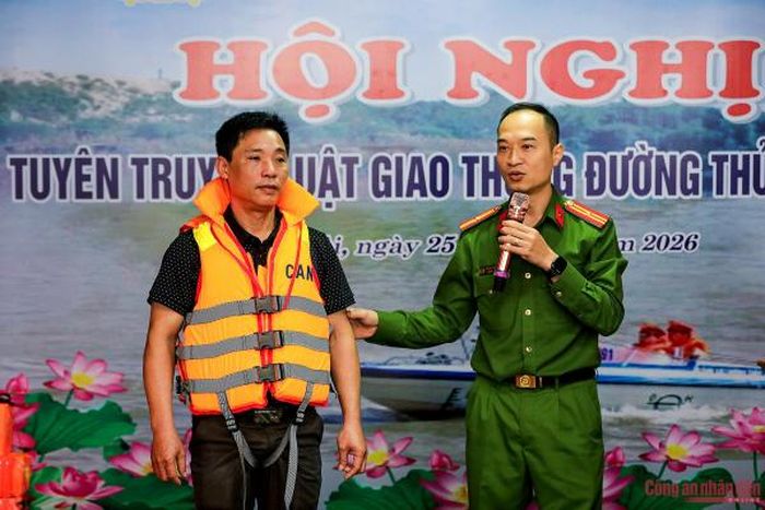 Cán bộ Công an hướng dẫn kỹ năng sử dụng áo phao, dụng cụ nổi, kỹ năng xử lý tình huống khi gặp thời tiết xấu, sự cố thiên tai, đuối nước.