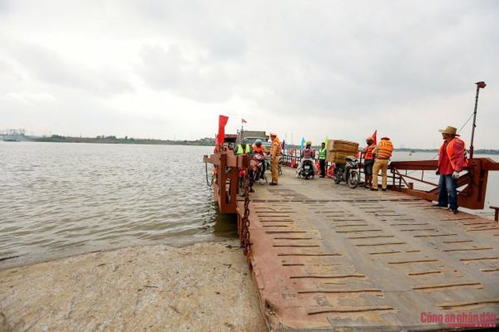 Ngay trong ngày đầu triển khai mô hình điểm “Bến khách ba nhất"", nhiều người dân sinh sống hai bên bờ sông Hồng tỏ ra niềm vui, yên tâm về sự an toàn cho mỗi chuyến hành trình sông nước.