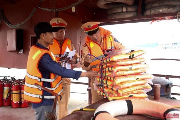 CSGT kiểm tra trang thiết bị an toàn đường thủy.