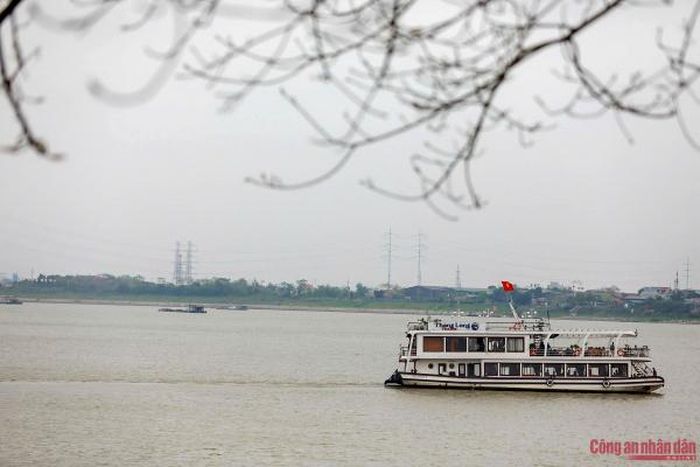 Hiện nay, trên tuyến sông Hồng qua Hà Nội có nhiều bến khách tại các địa bàn như Lĩnh Nam, Bát Tràng, Hồng Vân, Chương Dương, Phú Xuyên… Việc nhân rộng mô hình “bến khách ba nhất” được kỳ vọng sẽ tạo ra chuyển biến đồng bộ trên toàn tuyến. Tuy nhiên, để mô hình thực sự phát huy hiệu quả, các chuyên gia cho rằng cần duy trì kiểm tra thường xuyên, xử lý nghiêm vi phạm, đồng thời tiếp tục đẩy mạnh tuyên truyền để hình thành thói quen lâu dài.