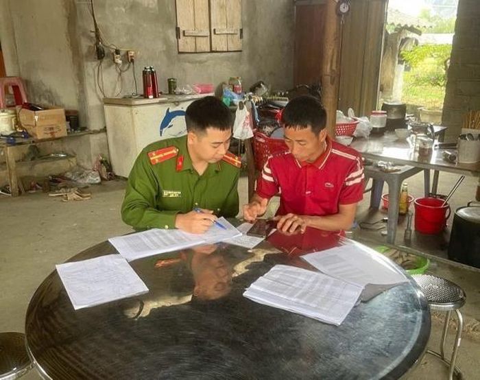 Công an xã Cai Kinh đến tận nhà hướng dẫn người dân tích hợp giấy tờ an sinh xã hội và cài đặt App "Báo cháy 114" trên điện thoại.