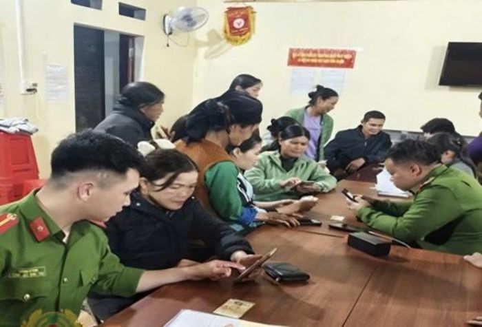 Công an xã Văn Lãng hướng dẫn bà con cài đặt App "Báo cháy 114" trên điện thoại.