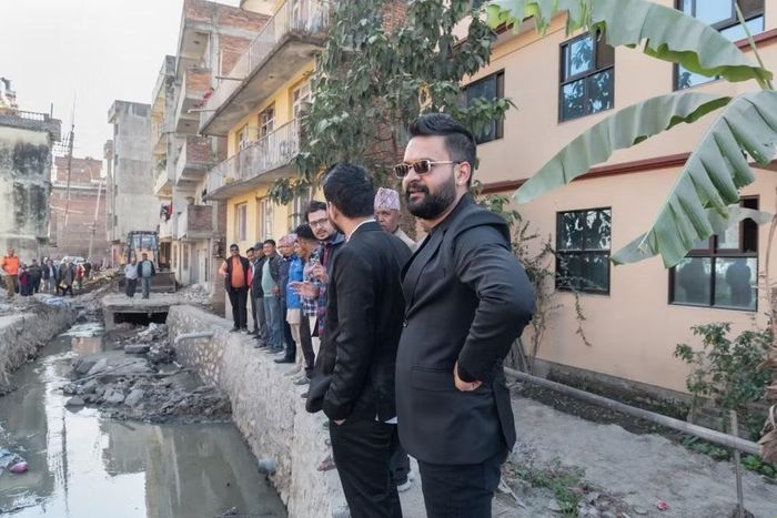 Ông Balendra Shah (người đeo kính) khi còn làm Thị trưởng Kathmandu, nổi tiếng với phong cách của một ngôi sao nhạc rap và những biện pháp chỉnh trang đô thị quyết liệt. Ảnh: NYT