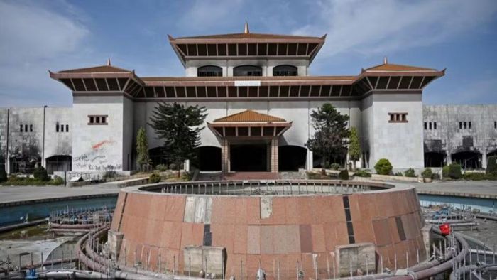 Tòa nhà Quốc hội Nepal đang được xây dựng lại sau những biến cố chính trị hồi năm ngoái khiến nó hư hỏng nặng. Ảnh: Kathmandu Post