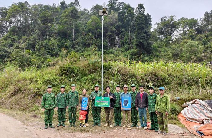 Triển khai mô hình “Thắp sáng vùng biên”, Đồn Biên phòng Lũng Nặm lắp đèn sử dụng năng lượng mặt trời tại xóm biên giới xã Lũng Nặm.