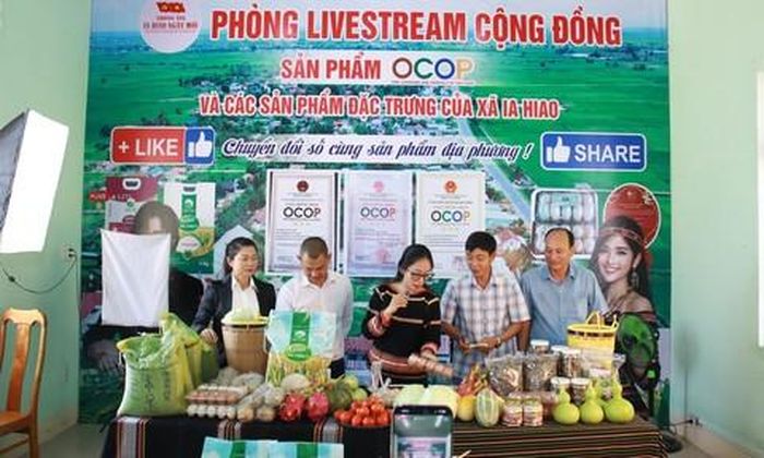 Lãnh đạo xã Ia Hiao cùng tham gia bán hàng gây quỹ.