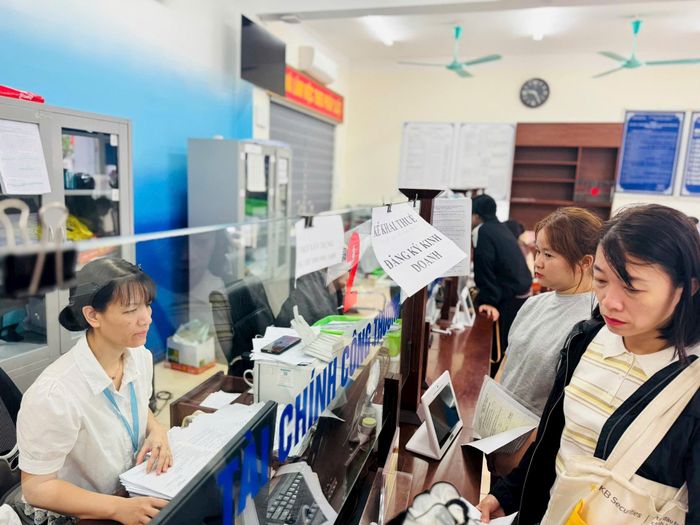 Hướng dẫn công dân làm thủ tục hành chính tại Trung tâm phục vụ hành chính công thành phố Hà Nội - Điểm hỗ trợ dịch vụ công phường Phú Lương. Ảnh Nguyễn Trọng