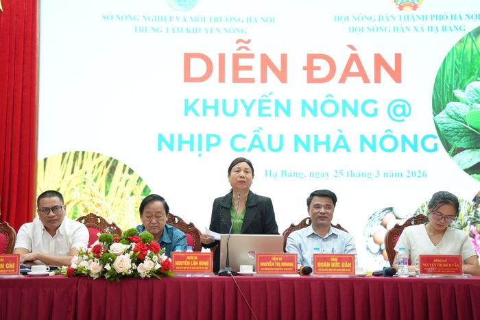 Các nhà khoa học giải đáp thắc mắc và trang bị kiến thức cho nông dân. Ảnh: Thảo Linh