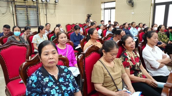 Các hộ nông dân tập trung lắng nghe và ghi chép những kiến thức khoa học kỹ thuật. Ảnh: Thảo Linh