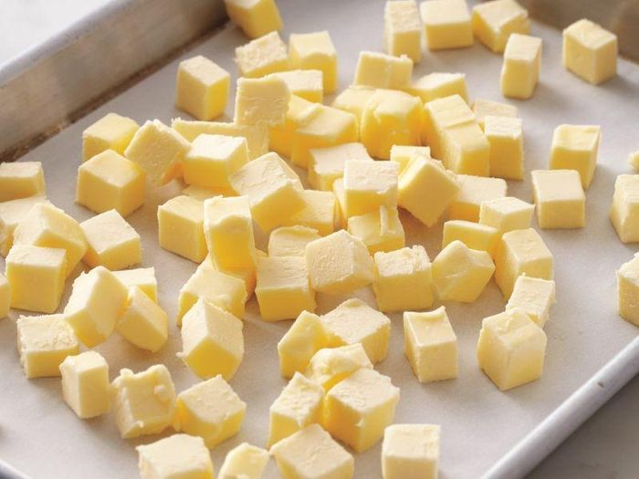 Ăn trứng với vài lát bơ giúp tối ưu hấp thụ vitamin D.