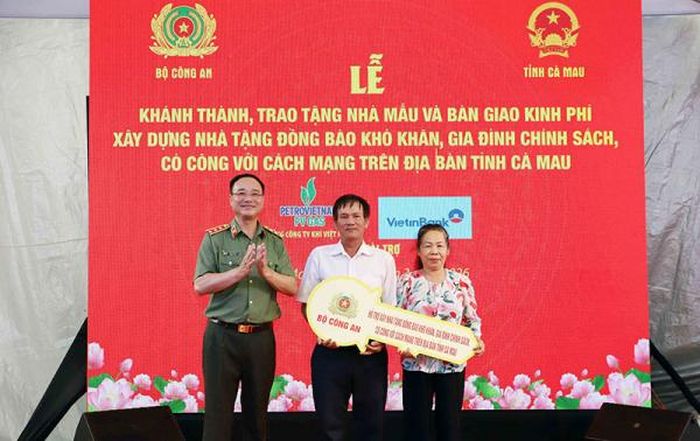 Thứ trưởng Phạm Thế Tùng trao chìa khóa tượng trưng căn nhà mẫu tặng gia đình bà Nguyễn Hồng Hận.