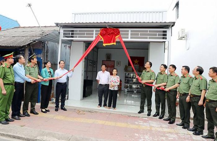 Thứ trưởng Phạm Thế Tùng cùng các đại biểu thực hiện nghi thức khánh thành và trao tặng nhà mới cho gia đình bà Nguyễn Hồng Hận.
