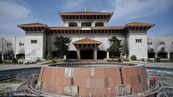 Tòa nhà Quốc hội Nepal đang được xây dựng lại sau những biến cố chính trị hồi năm ngoái khiến nó hư hỏng nặng. Ảnh: Kathmandu Post