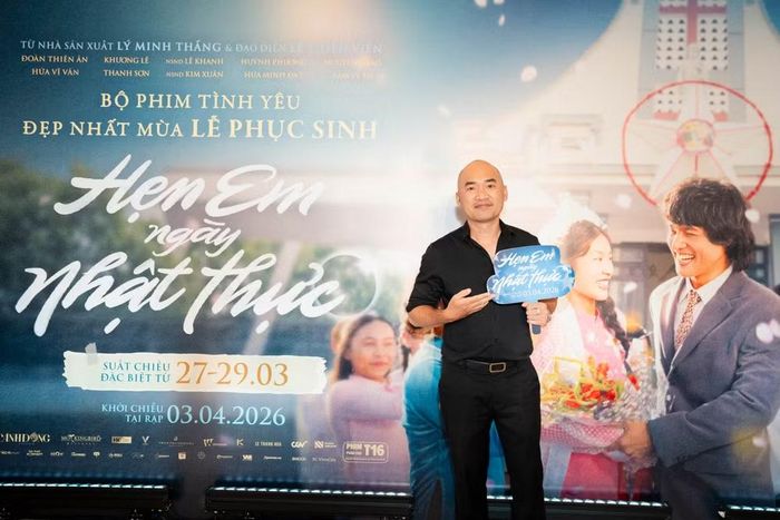 "Anh tài" Tiến Luật một mình đến chúc mừng ekip đoàn phim