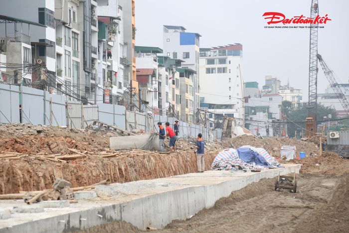 Đại diện Ban Quản lý dự án đầu tư xây dựng công trình dân dụng thành phố Hà Nội cho biết, đơn vị cùng các nhà thầu đang nỗ lực đẩy nhanh tiến độ dự án đường Vành đai 1, đoạn Hoàng Cầu-Voi Phục để đưa tuyến đường vào thông xe trong năm 2026.
