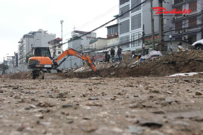Từ đầu tháng 12/2025, thực hiện chỉ đạo của Thành ủy và UBND TP Hà Nội, Ban Quản lý dự án đã phối hợp với các phường Ô Chợ Dừa, Giảng Võ, Láng cơ bản hoàn thành công tác giải phóng mặt bằng. Ngay khi tiếp nhận mặt bằng, các đơn vị thi công đã khẩn trương phá dỡ, dọn dẹp, tạo mặt bằng sạch để triển khai đồng loạt các hạng mục.